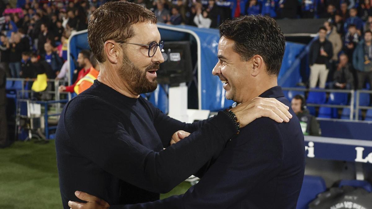 Bordalás, el técnico del Getafe, y Míchel, el entrenador del Girona, se saludan en el Coliseum Alfonso Pérez.