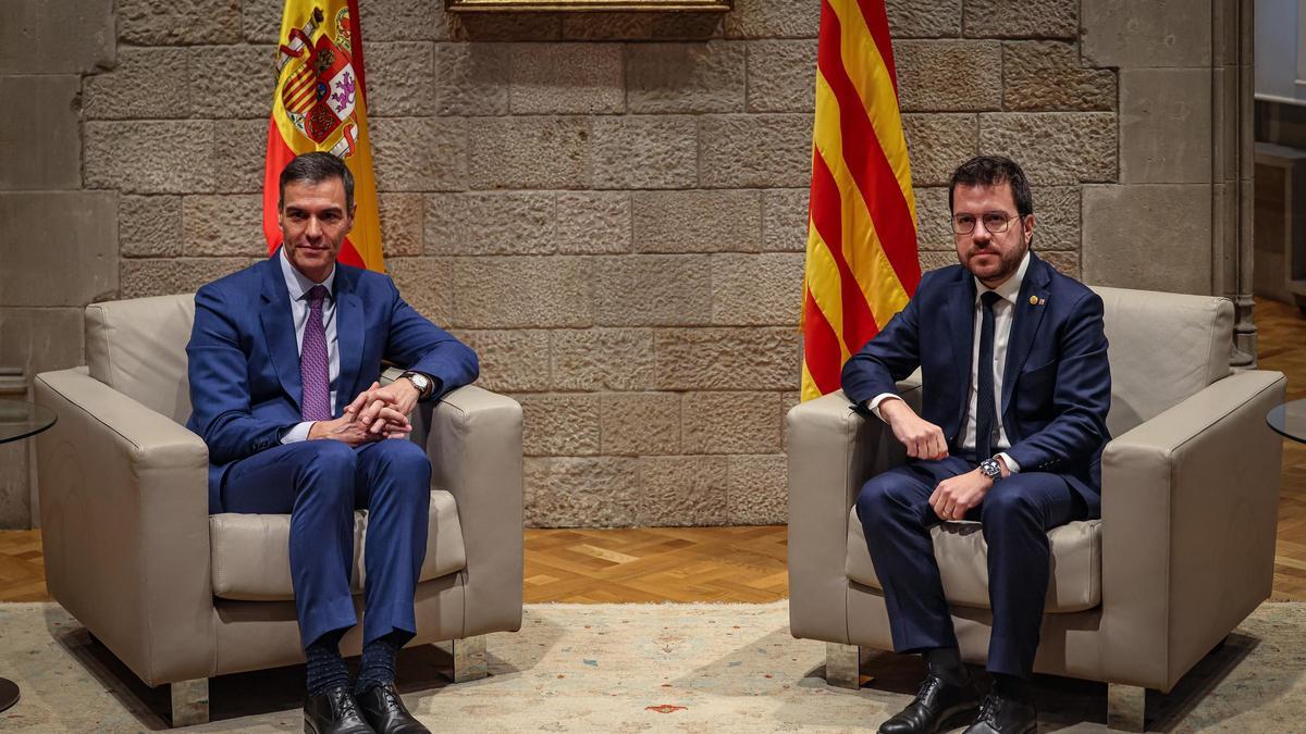 Els presidents Pere Aragonès i Pedro Sánchez, reunits a la Sala de Diputats del Palau de la Generalitat