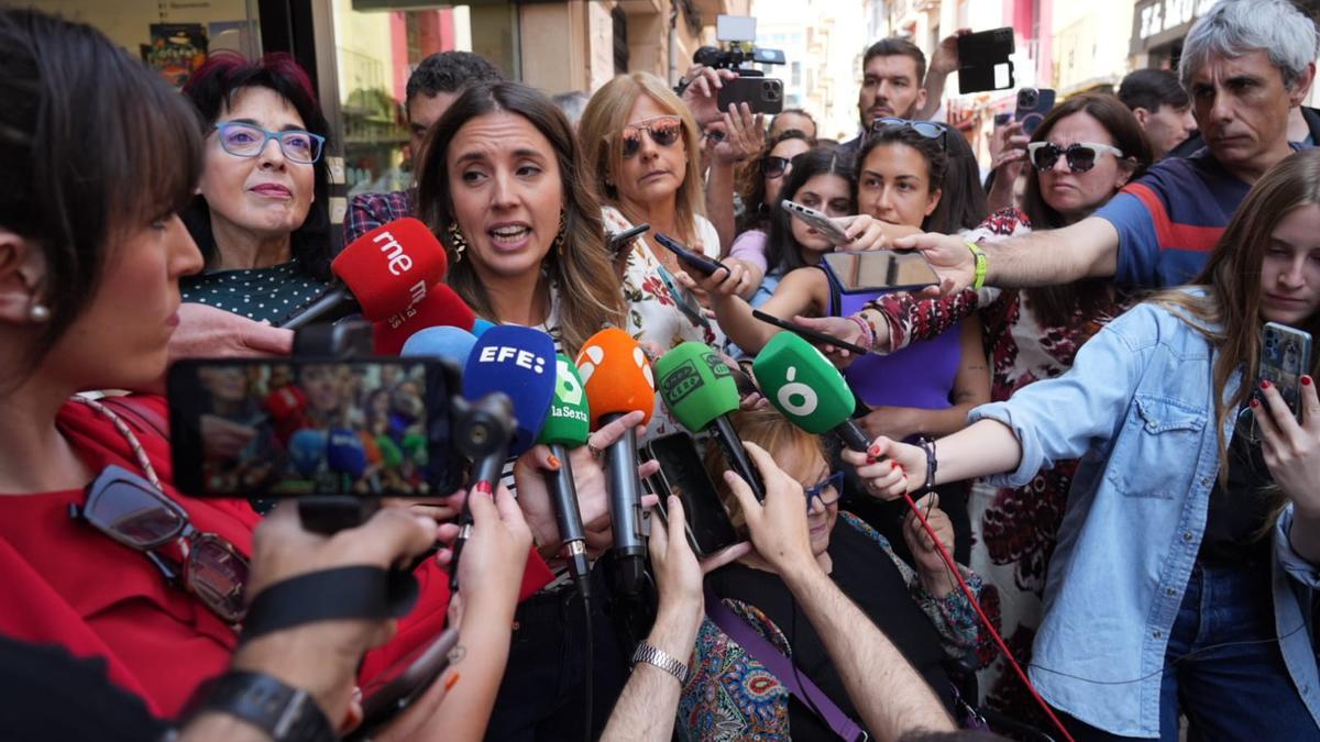La ministra Irene Montero visita Castelló en el primer día de campaña electoral.