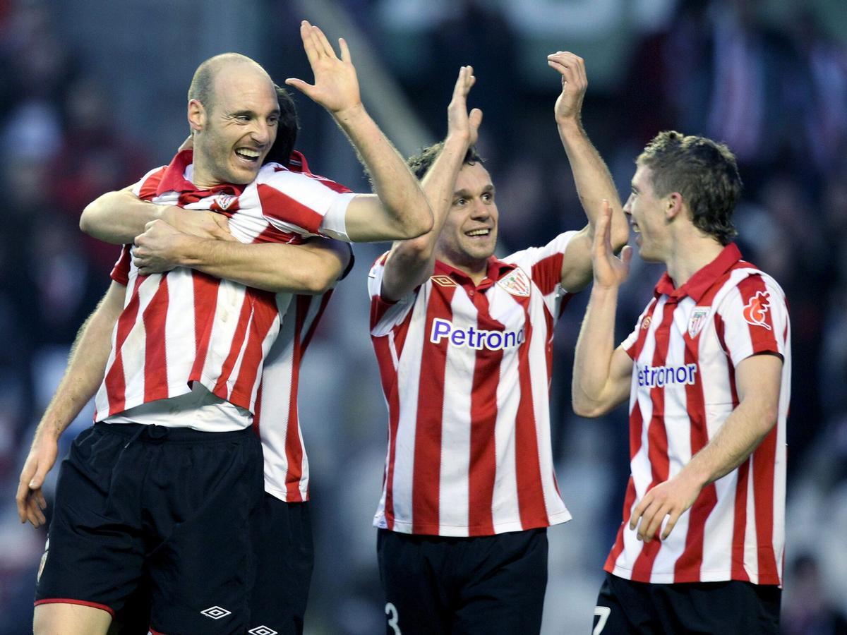 El delantero del Athletic, Gaizka Toquero (i), celebra junto a sus compañero, el defensa Koikili Lertxundi (c) y el delantero Iker Muniain (d), un gol ante el Sporting en 2011.