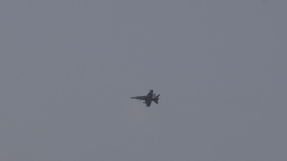 Uno de los aviones de caza sobrevolando Casa Blanca esta mañana.