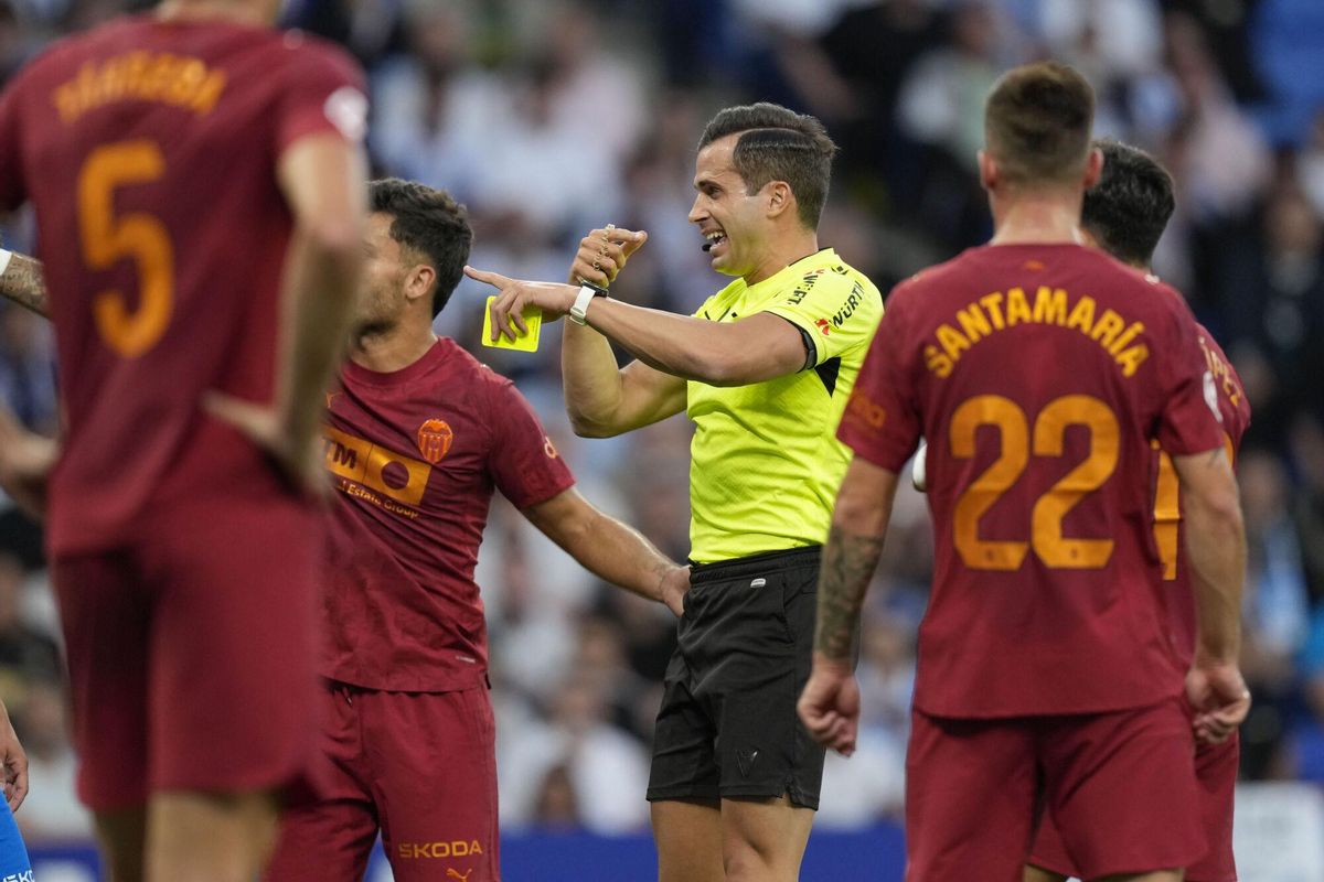 BARCELONA, 23/09/2025.- El colegiado Guzmán Mansilla durante el encuentro correspondiente a la sexta jornada de LaLiga EA Sports disputado entre el RCD Espanyol y el Valencia CF en el RCDE Stadium en Barcelona, este martes. EFE/ Enric Fontcuberta