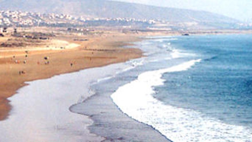 Vista de la costa de Taghazout, en Agadir (sur de Marruecos), donde trabaja Satocan.
