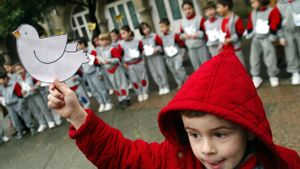 Un niño sostiene en su mano un símbolo de la paz en el patio de su colegio (Colegio San Jose de Pontevedra) esta mañana durante los actos de celebración del día mundial por la Paz, 30 Enero 2004./CARLOS LAGO. DIA MUNDIAL DE LA PAZ , CELEBRACION EN PONTEVEDRA , NIÑOS , INFANCIA , PACIFISMO _ MANIFESTACION PRO