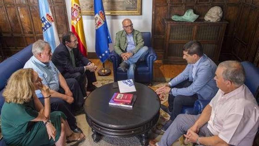 Reunión de Manuel Baltar con el alcalde y vecinos de Cenlle. // FdV