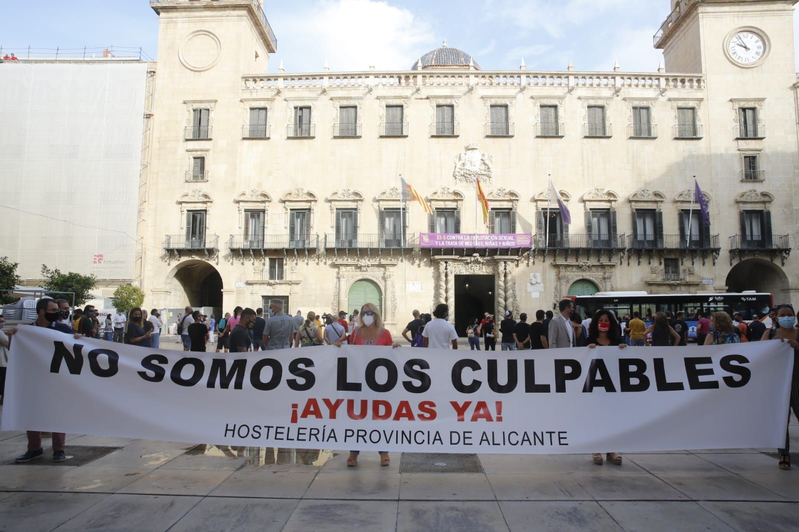 El sector de la Hostelería protesta frente al Ayuntamiento de Alicante