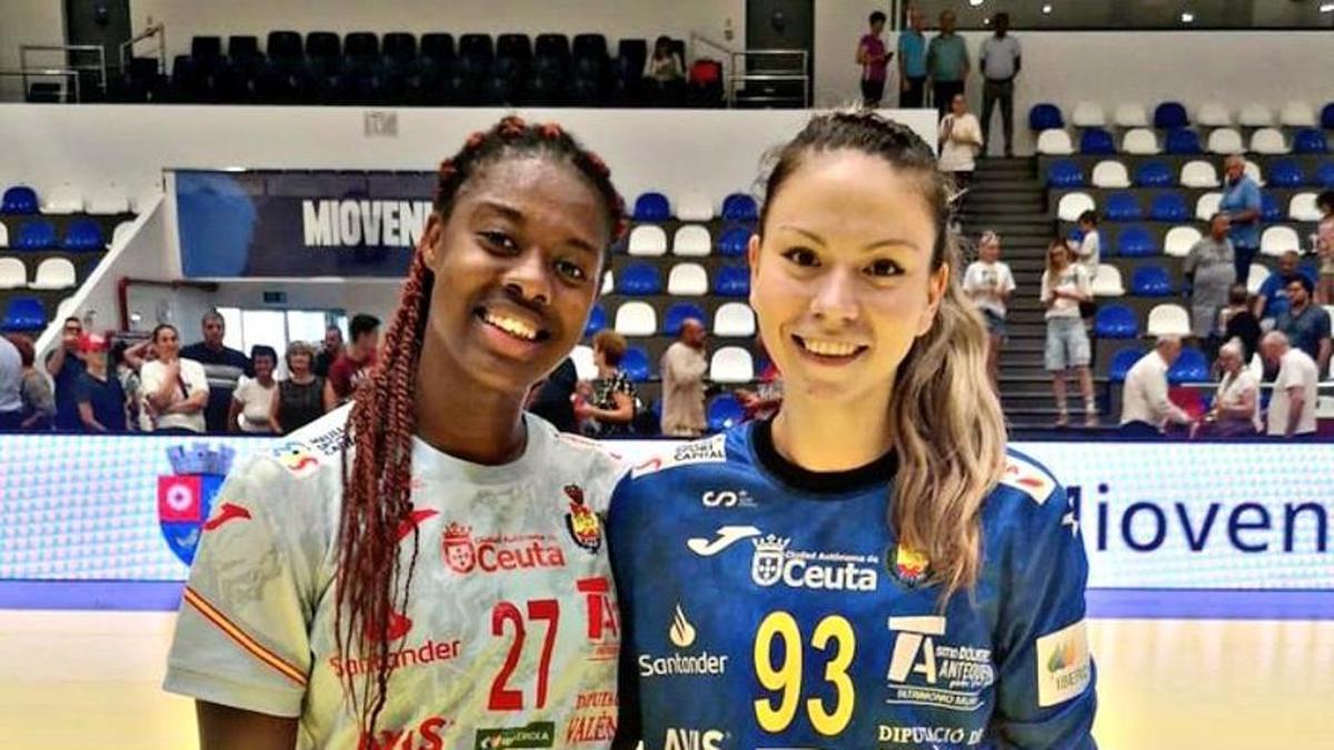 Danila So Delgado y Nicole Morales, durante una concetración de preparación con la selección española