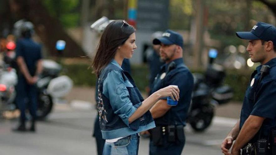 Un anuncio de Kendall Jenner para Pepsi levanta críticas en las redes sociales