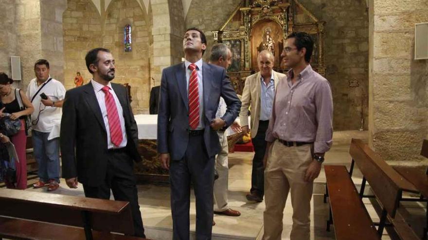 Representantes del Ayuntamiento, la Junta y la Fundación Afonso Henriques en la iglesia de San Frontis. Foto L. O. Z.