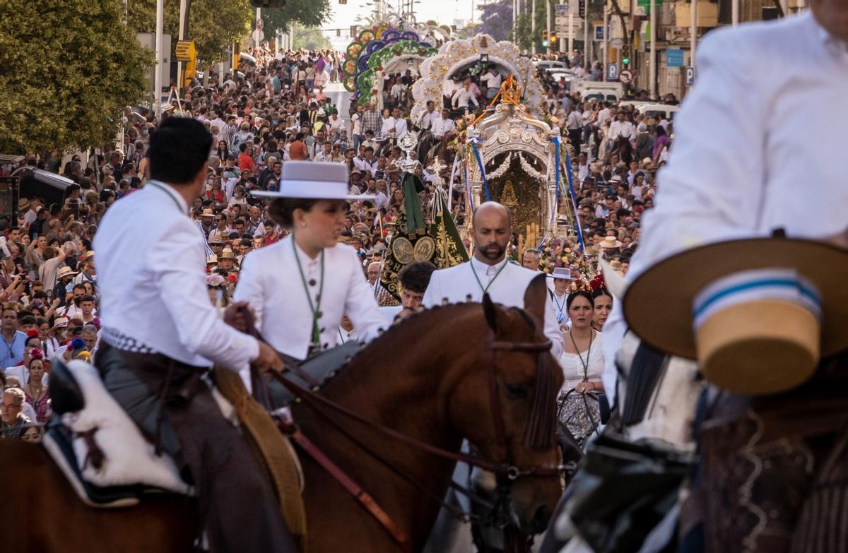 Peregrinos acompañan al Simpecado de la Hermandad de Huelva a su salida hacia la aldea almonteña de El Rocío.