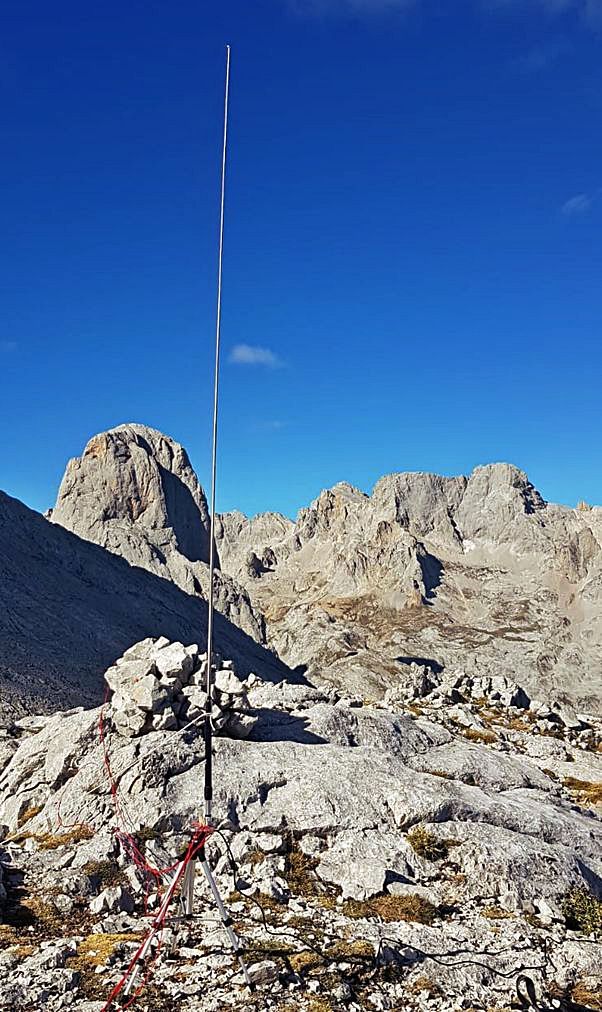 Antena en los Picos, con el Urriellu al fondo.