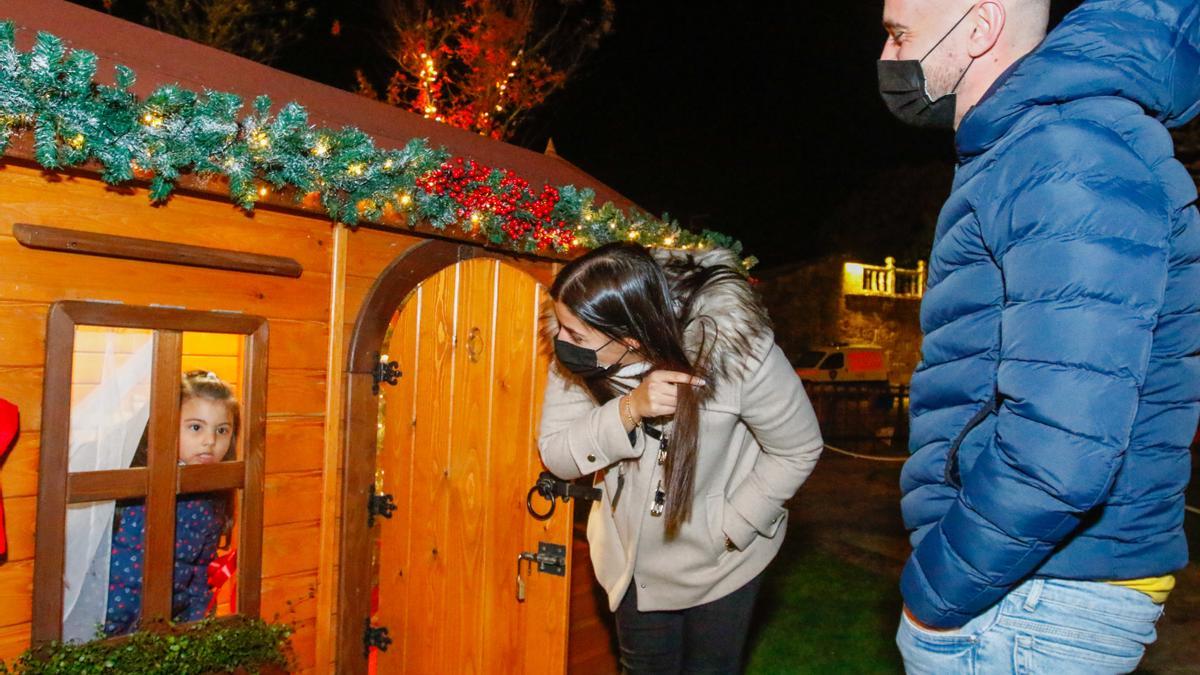 En la Aldea do Nadal hay casitas en las que pueden curiosear los niños