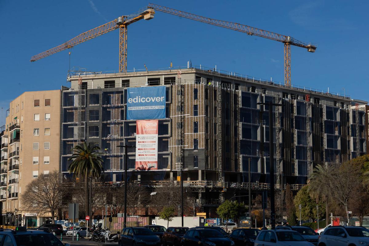 Edificio en construcción junto a la estación Joaquín Sorolla de València.