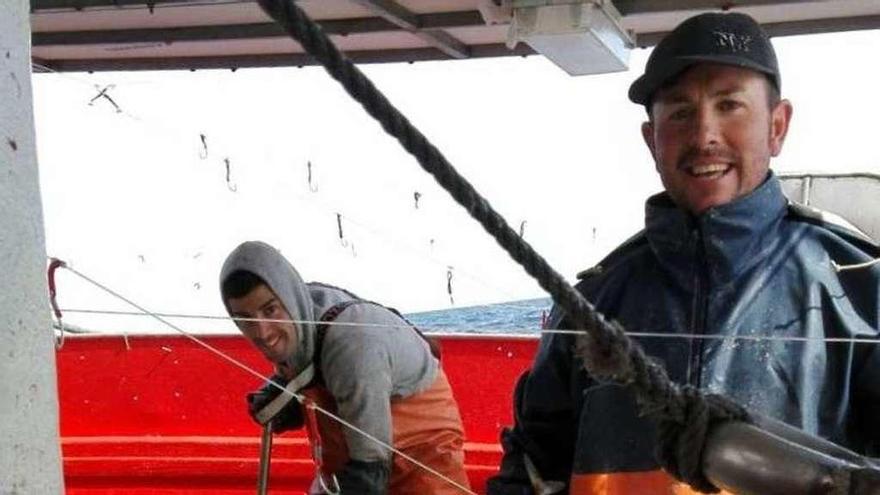 Pescadores de un barco de artes menores, durante esta semana, en el Cantábrico, pescando xarda. // FdV