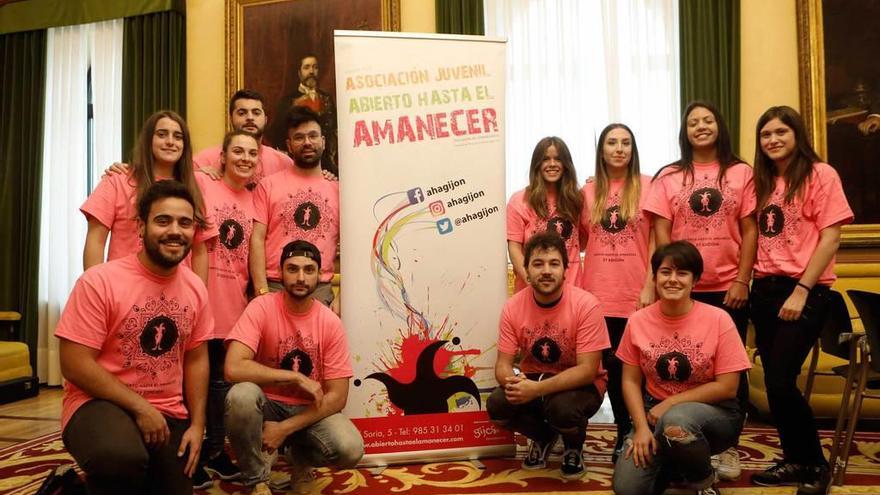 Parte del equipo de voluntarios de &quot;Abierto hasta el amanecer&quot;.