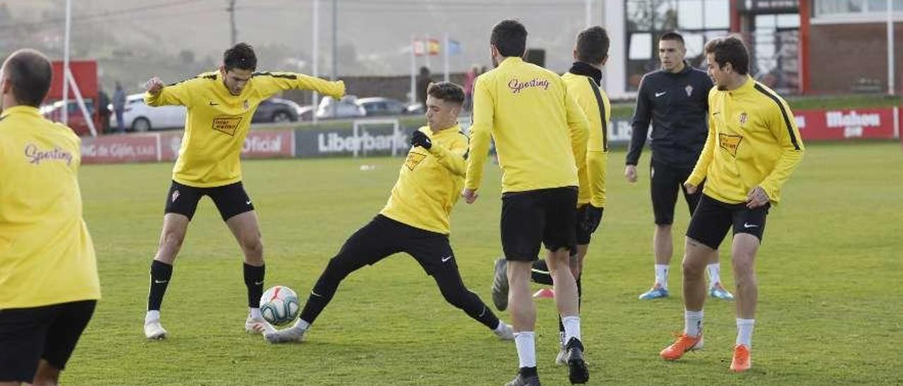 Nacho Méndez corta el balón ante Cristian Salvador durante el entrenamiento de ayer en Mareo.