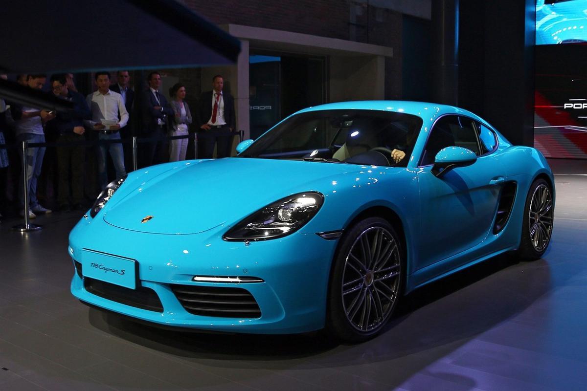 HONG03. Beijing (China), 24/04/2016.- New Porsche 718 Cayman is on display during the Volkswagen media night ahead the Auto China 2016 motor show in Beijing, China, 24 April 2016. Volkswagen releases its new Magotan, Phideon, Prosche 718 Cayman, Skoda VisionS concept car, Bently Mulsanne and Volkswagen BUDD-e concept car at this event. The 14th Beijing International Automotive Exhibition also know as Auto China 2016 motor show will be held during the 25 April to 04 May 2016. EFE/EPA/WU HONG