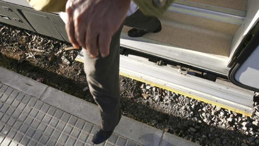 Els riscos de pujar i baixar del tren