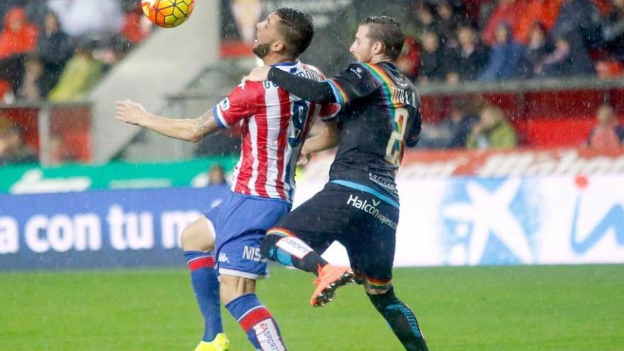 Guerrero protege un balón de la presión de Tito.