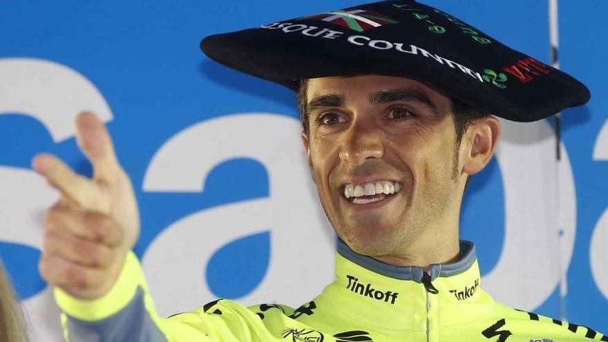 Alberto Contador con la txapela de campeón.