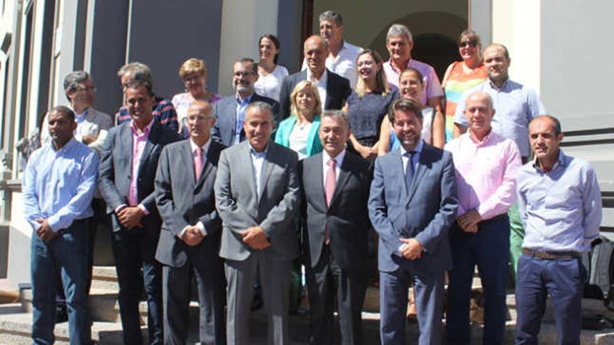 El presidente Paulino Rivero con representantes de la Fecai y Fecam, ayer en Puerto del Rosario. | fuselli