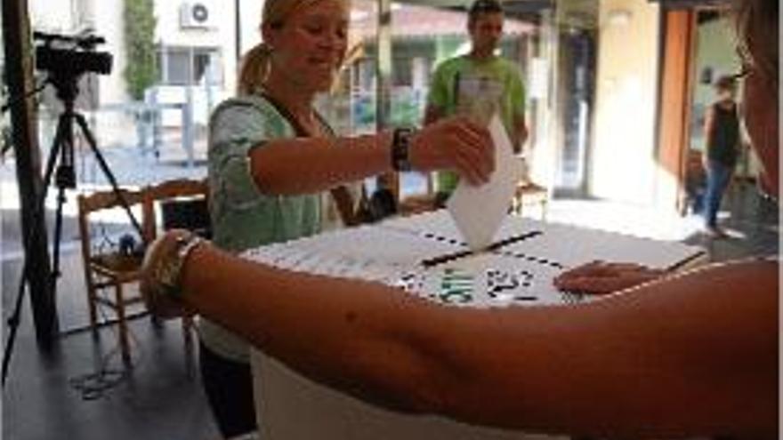 Una dona vota en el referèndum del Lluçanès.