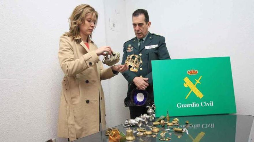 La exsubdelegada y el teniente coronel de la Guardia Civil con joyas y artículos robados en iglesias.