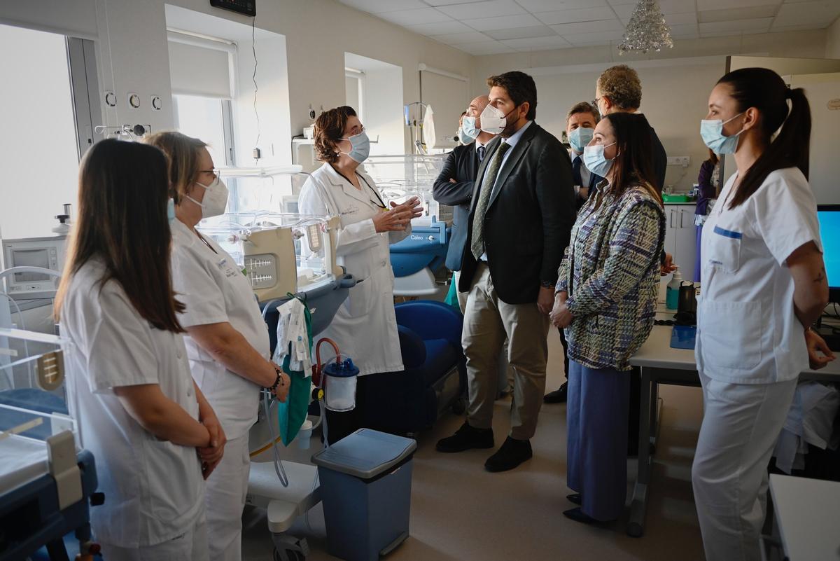 Miras visitó la renovada planta de Pediatría y Maternidad del hospital Virgen del Castillo de Yecla.