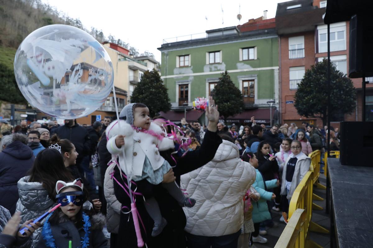 Las familias de Mieres, disfrutando de la Nochevieja Infantil.