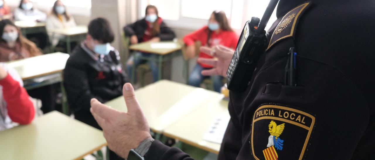 El agente tutor de la Policía Local realiza charlas periódicas en los centros educativos para prevenir las situaciones de riesgo.