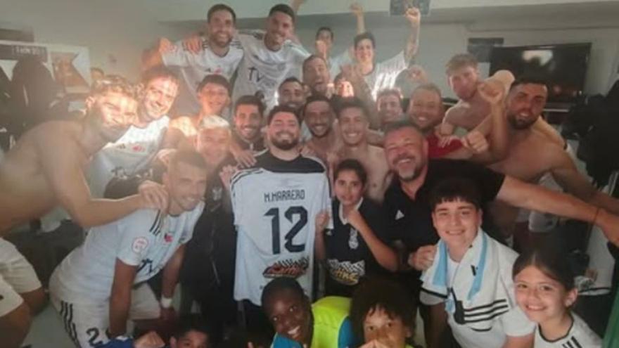 Celebración de los jugadores y técnicos del Ibarra. | UD IBARRA