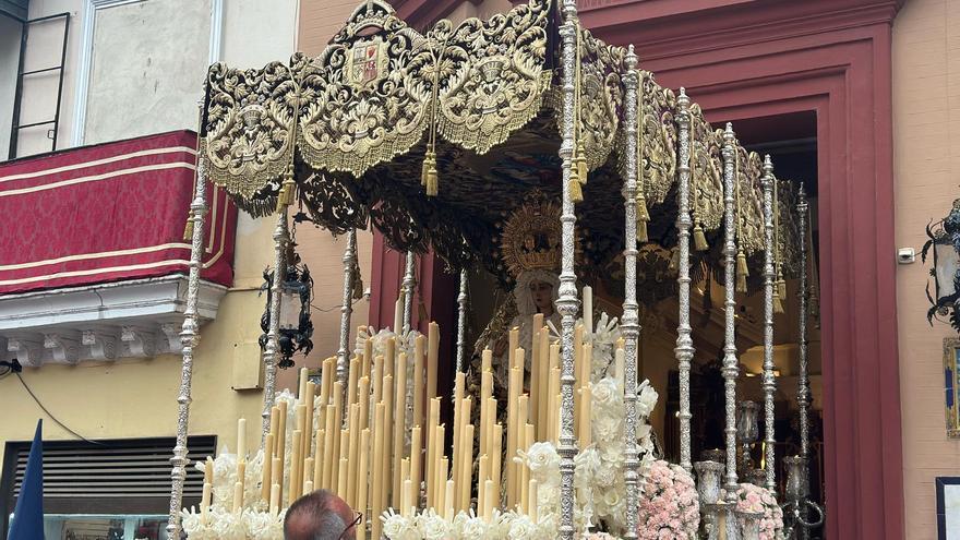 Vídeo | Complicada salida del palio del Baratillo