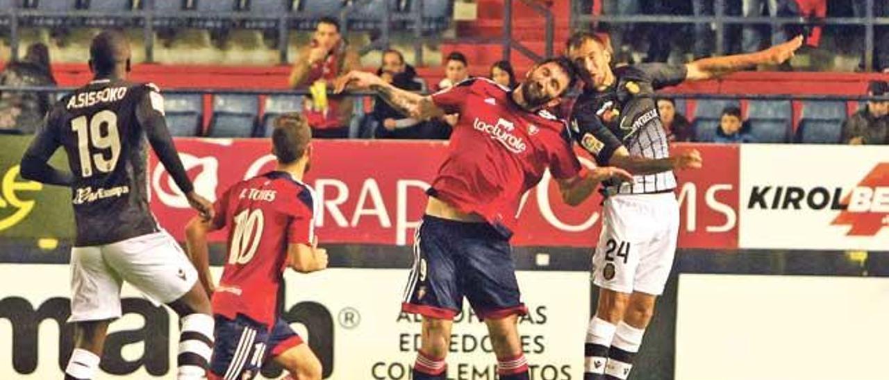 Aveldaño cabecea ante un jugador de Osasuna durante el partido de ayer en El Sadar.