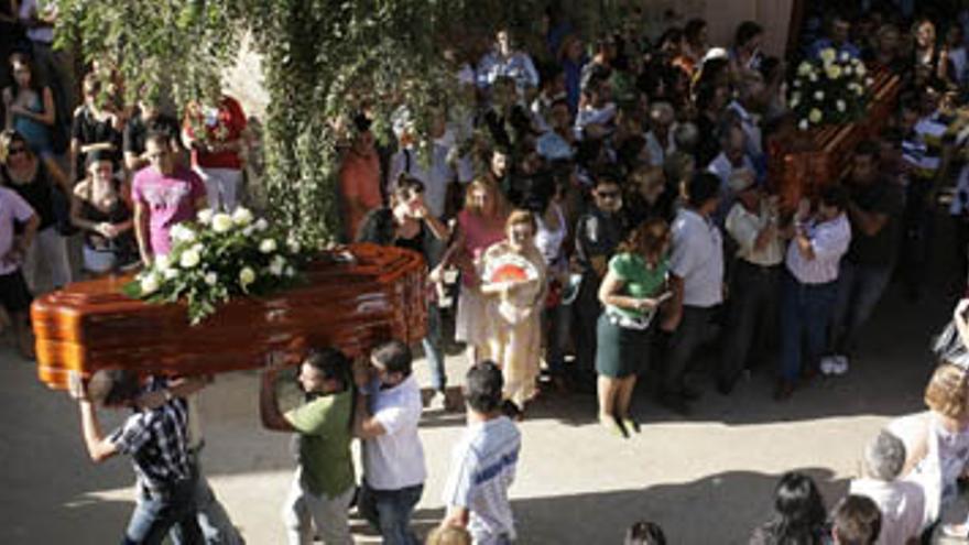 Triste despedida a los fallecidos en el accidente de Oliva de Mérida