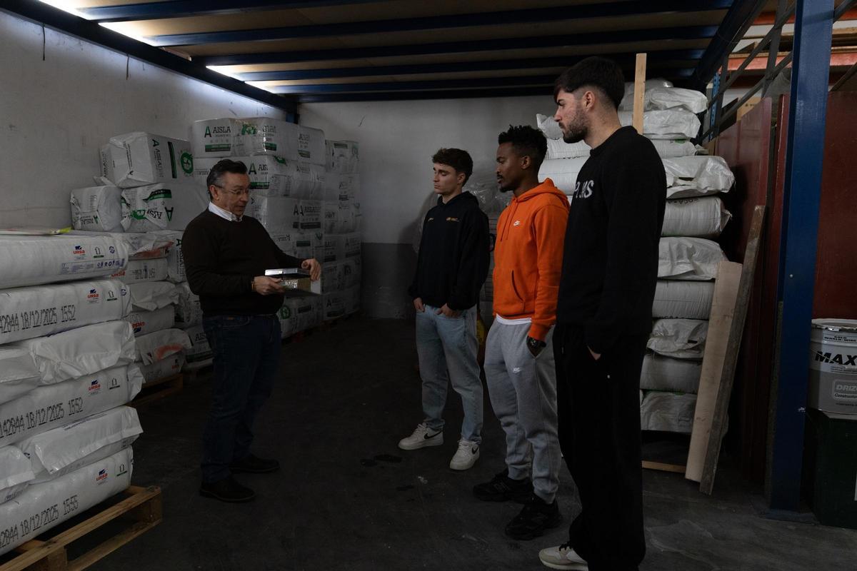 Visita de los jugadores a la empresa Eccoaisla, donde tuvo lugar la presentación.