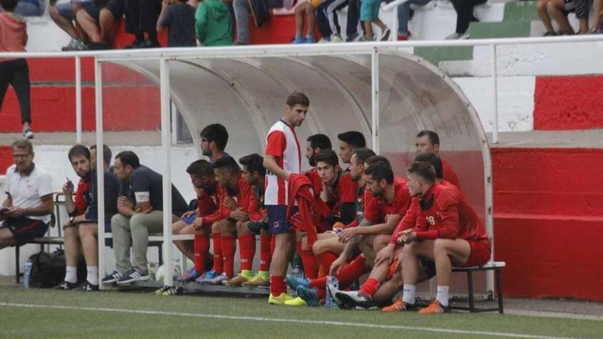 Mauro, de pie junto al banquillo, regresa hoy a la convocatoria del Alondras. // Santos Álvarez