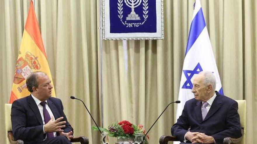 Peres ofrece a Monago colaboración desinteresada en investigación agraria