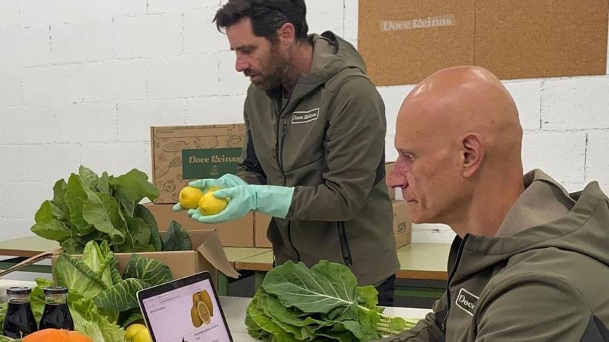 Juan Pérez y Rubén Vigil, trabajando en el empaquetado, en la nave de Doce Reinas en Oviedo. | Doce Reinas