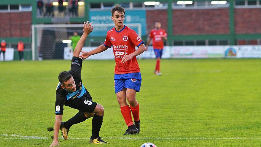 Migui, intentando proteger el esférico de un jugador del Arosa en la primera vuelta. | // IÑAKI OSORIO