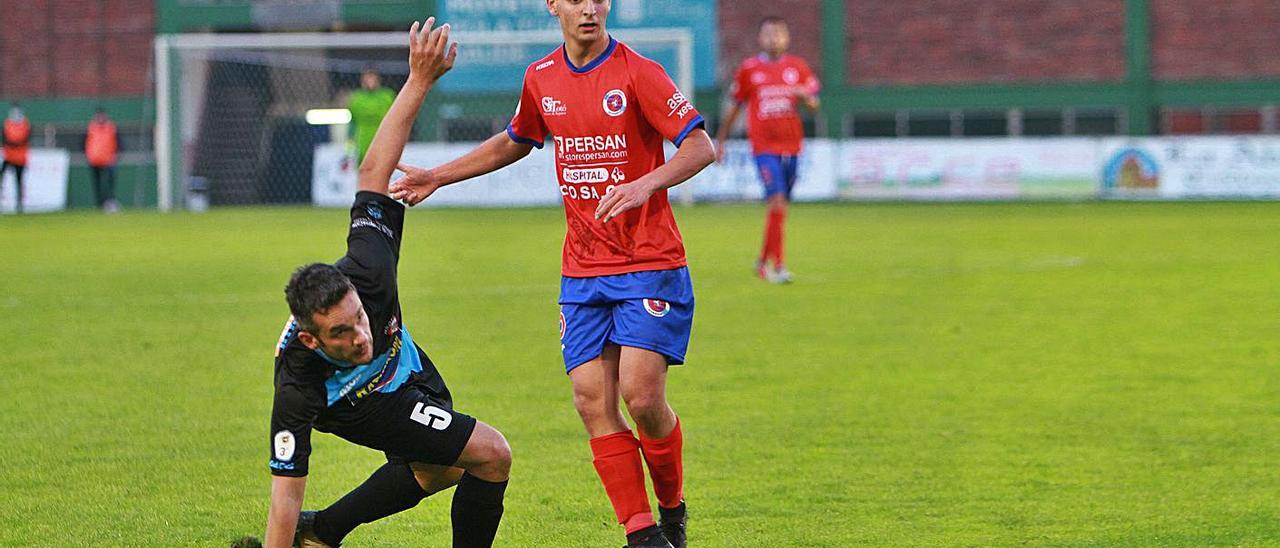 Migui, intentando proteger el esférico de un jugador del Arosa en la primera vuelta. |  // IÑAKI OSORIO