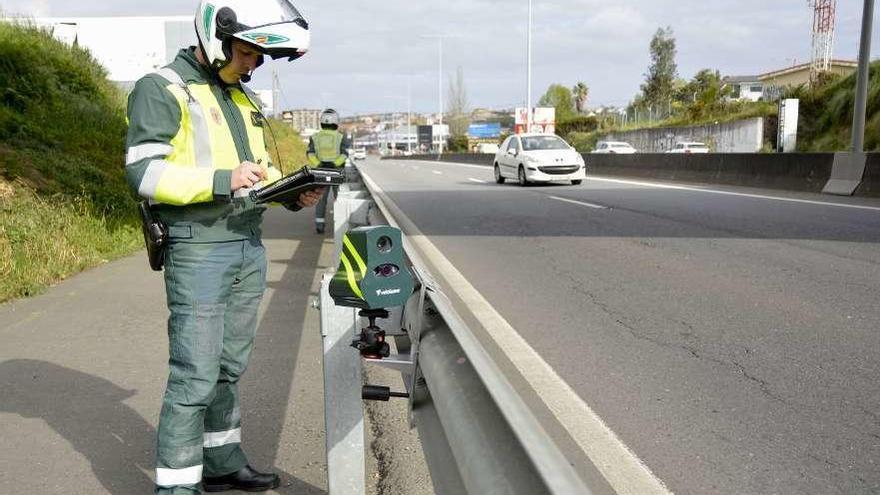 Un agente durante un control con los nuevos mini radares portátiles en A Coruña.