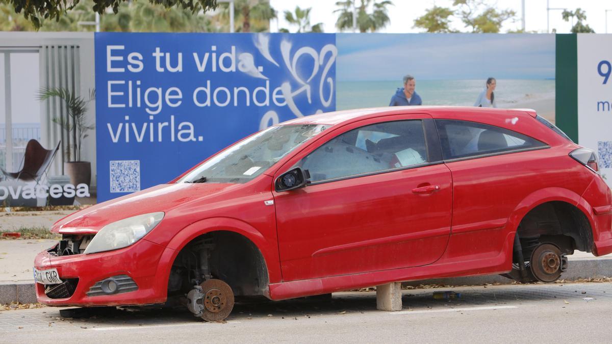 &quot;Es ist dein Leben. Wähle, wo du es lebst&quot;. Immobilienwerbung vor einem Autowrack im Neubaugebiet Nou Llevant in Palma de Mallorca