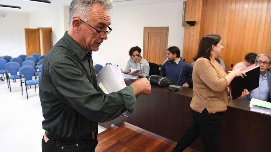 El concejal de Urbanismo, a su entrada en el salón de plenos antes de la sesión del pasado jueves.