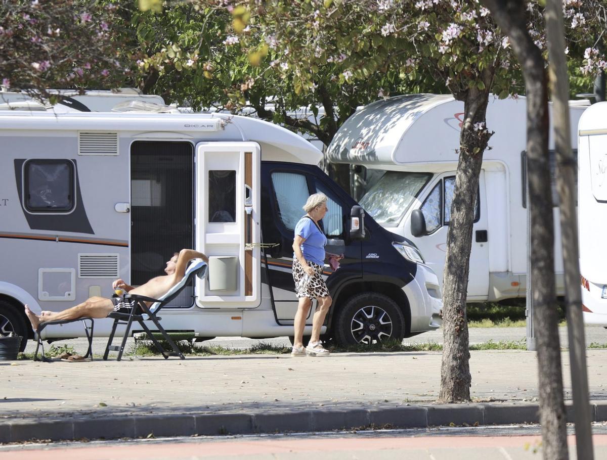 El ‘caravaning’ tiembla ante los nuevos límites para aparcar y pernoctar.