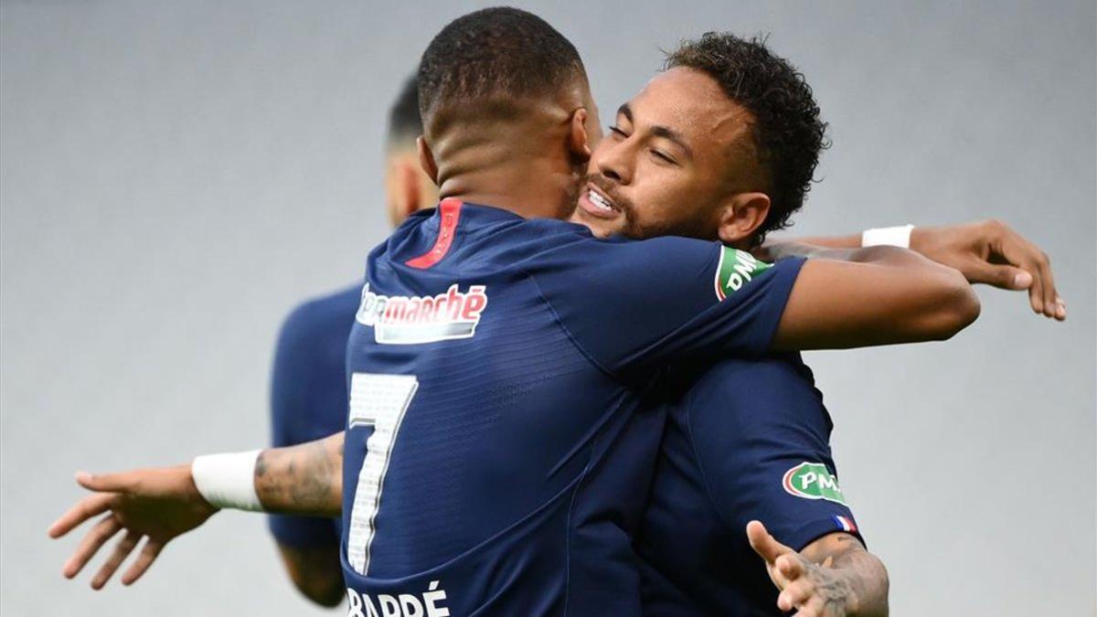 Neymar y Mbappé se abrazan tras la consecución del 1-0