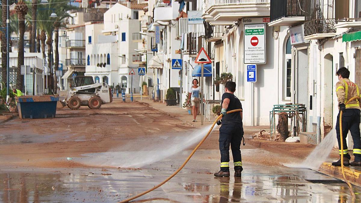 Treballs de neteja a un dels carrers més afectats pels aiguats a Alcanar. | ACN