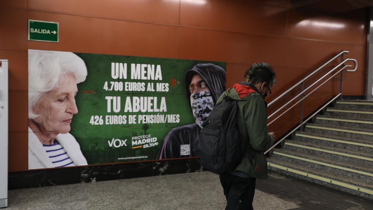 Archivo - Cartel electoral de Vox en la estación de cercanías de Sol.