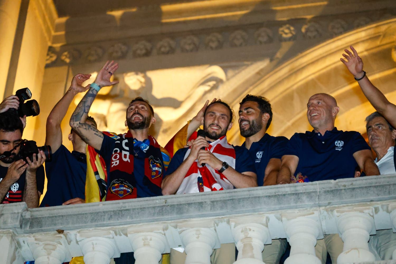 Todas las fotos de la rúa del Levante UD por su ascenso a Primera División