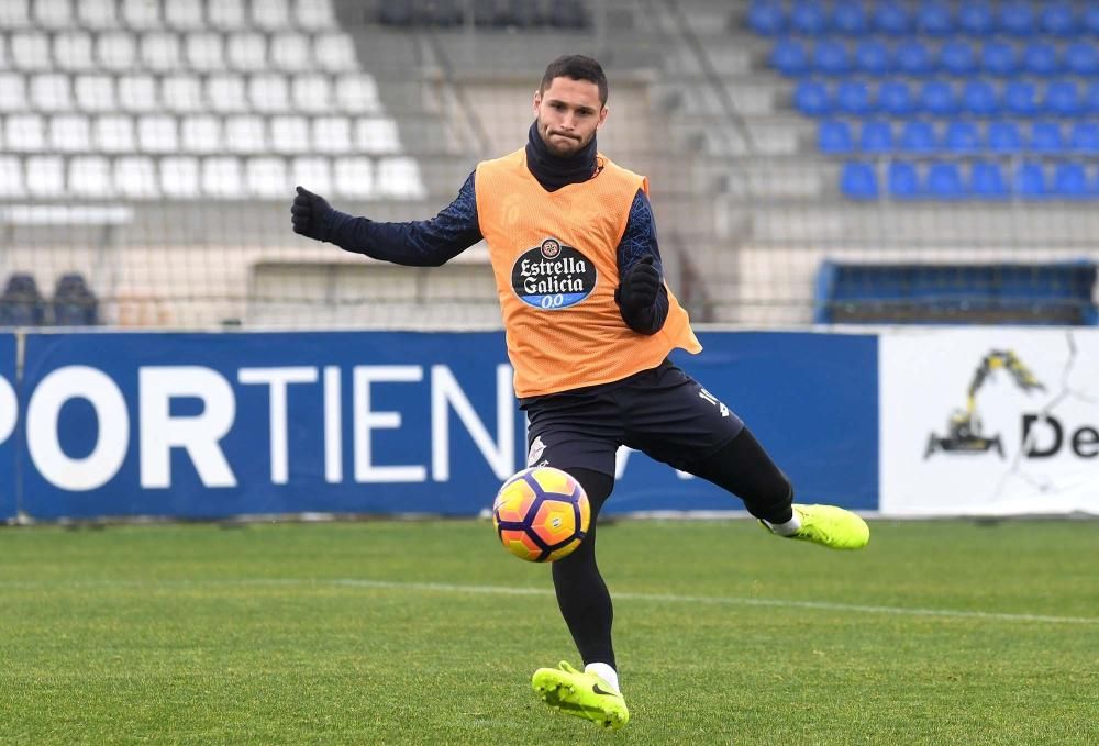 El equipo ensaya la salida de balón, centros, remates y despejes, y transiciones defensa-ataque y ataque-defensa.