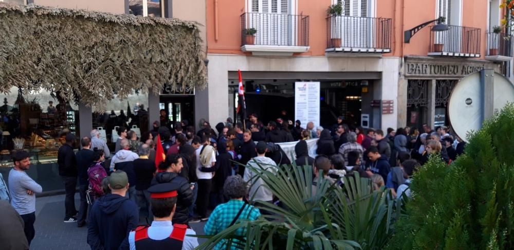 Manifestació contra una parada de VOX a Olot